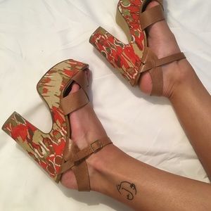 CURRENTLY UNAVAILABLE Steve Madden patterned platform sandals